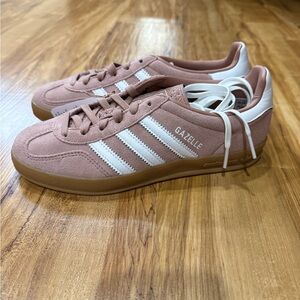 Adidas Women’s Gazelle Indoor in Warm Clay, size 6.